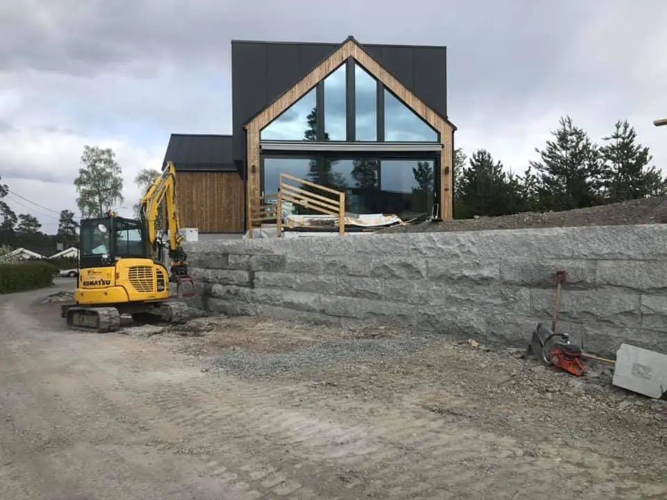 Bolig under oppføring med pågående gravearbeid på tomta