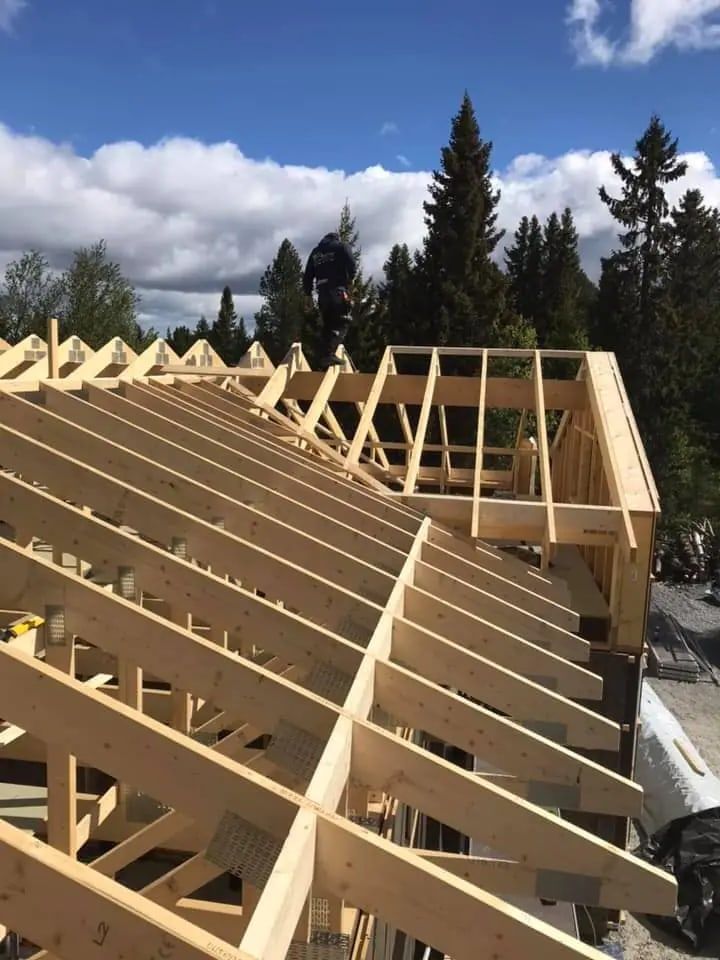 Fagarbeider som bygger takramme i tre