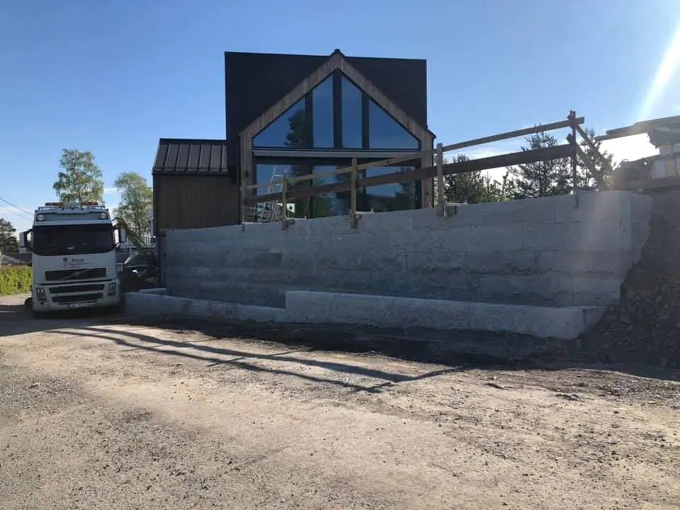 Ferdigstilt bolig med store glassflater og trefasade